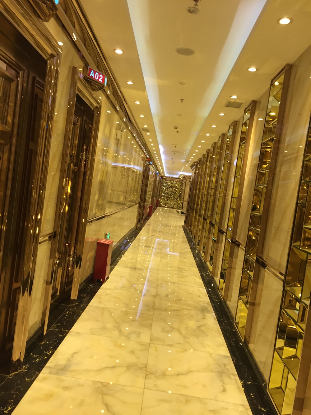 過道采用金艾陶微晶石 西班牙翡翠玉KWD58001+意大利黑金花KWB58058鋪貼