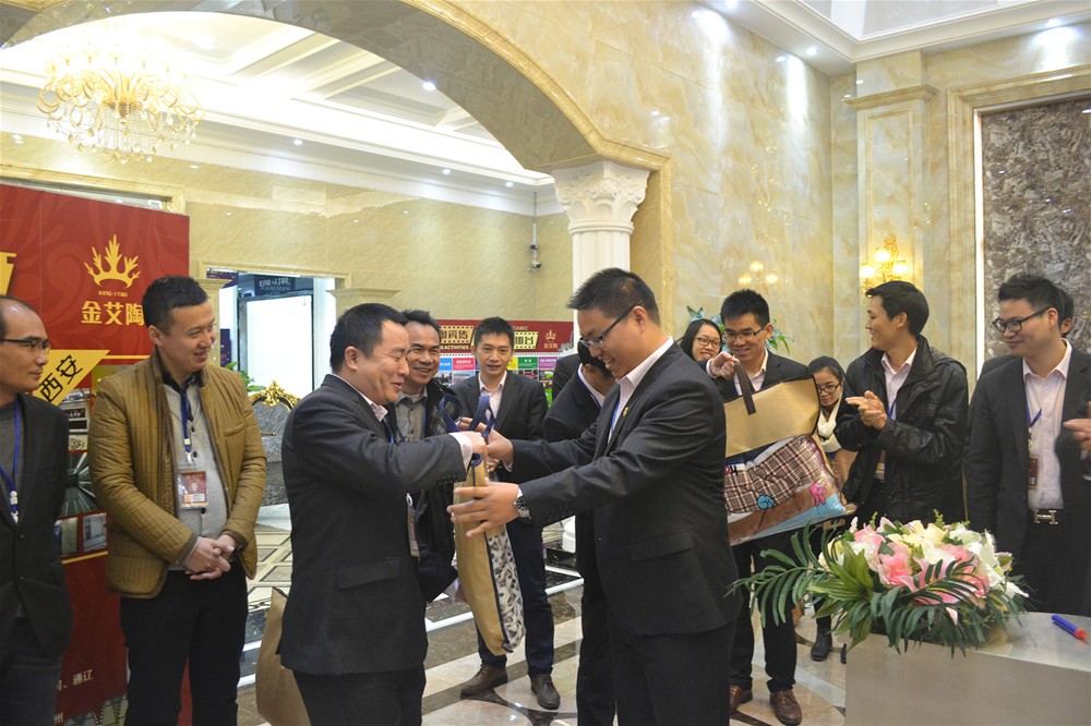 金艾陶瓷磚營銷總監劉鴻瑞為壽星送上生日禮物