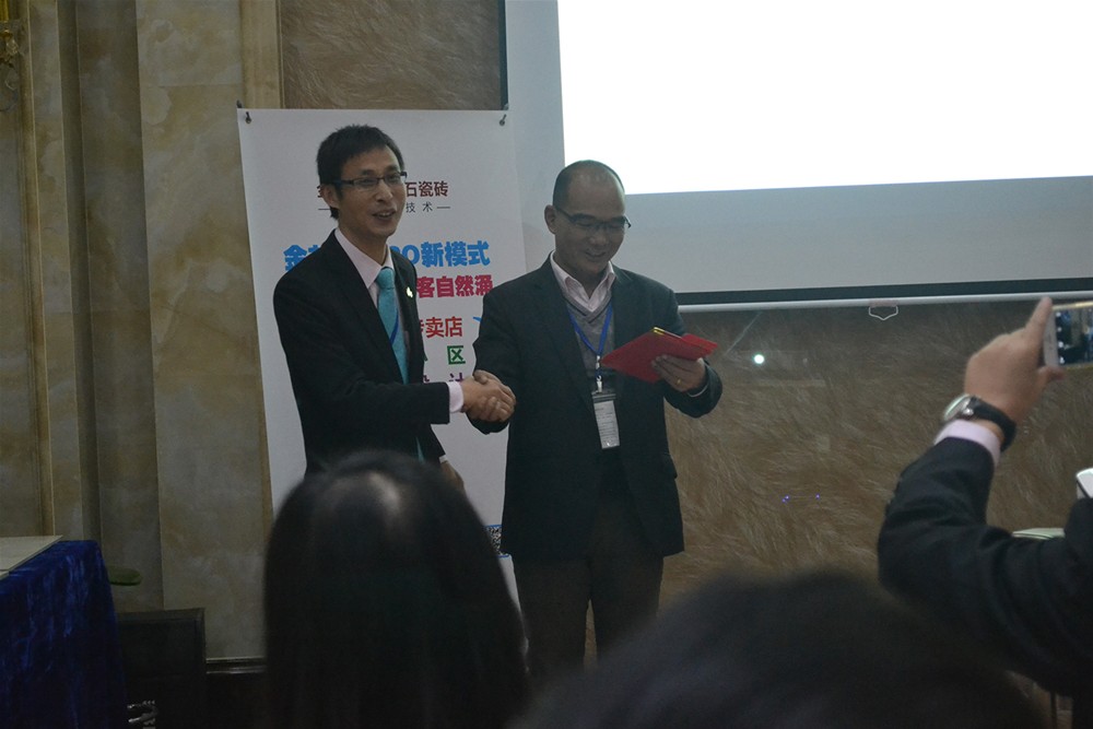 網(wǎng)銷部運營總監(jiān)劉小良為第三名獲獎人員頒獎