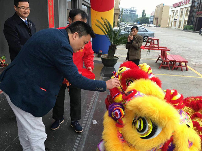 金艾陶瓷磚營銷總經理羅勝給獅子點睛