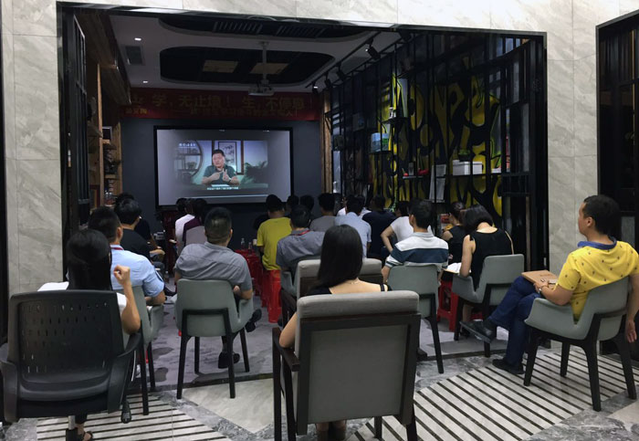 2017年7月1日,陶瓷一線品牌金艾陶瓷磚管理層、銷售精英齊聚總部O2O體驗區(qū)舉行“學(xué),無止境!生,不停息”學(xué)習(xí)分享會。此次分享會中,與會人員就學(xué)習(xí)《關(guān)鍵對話》進行交流與分享,佛山樊登讀書會還派遣了兩位工作人員跟我們分享學(xué)習(xí)心得。