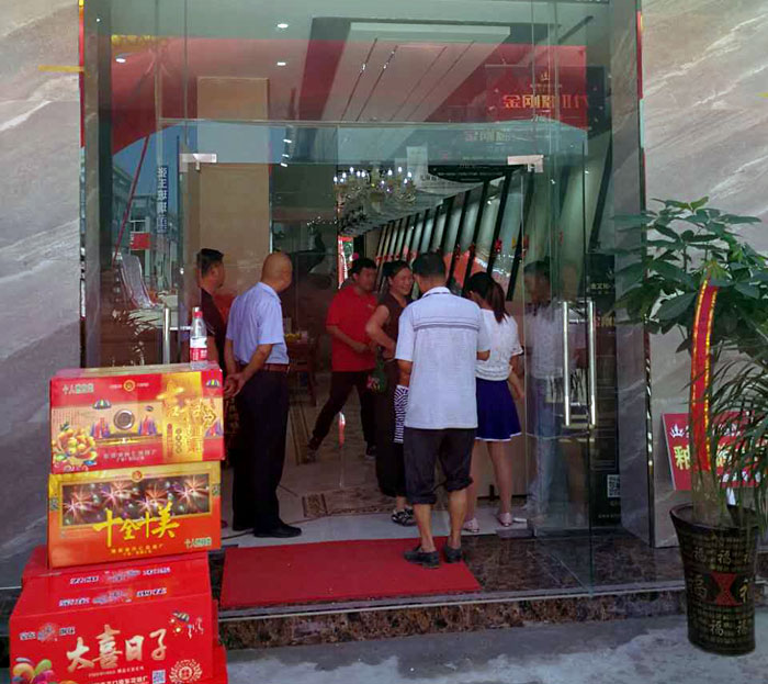 2017年7月12日,安徽葉集金寨彩旗飄揚(yáng),鑼鼓齊響、人聲鼎沸。來(lái)自金寨數(shù)百名業(yè)主齊聚活動(dòng)現(xiàn)場(chǎng),共同見(jiàn)證陶瓷一線品牌金艾陶瓷磚葉集店的盛大開(kāi)業(yè)。