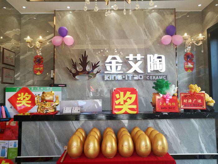2017年10月1日,陶瓷一線品牌金艾陶瓷磚衡陽(yáng)店盛裝開(kāi)業(yè),這是一場(chǎng)充滿歡呼和雀躍的讓利盛宴。