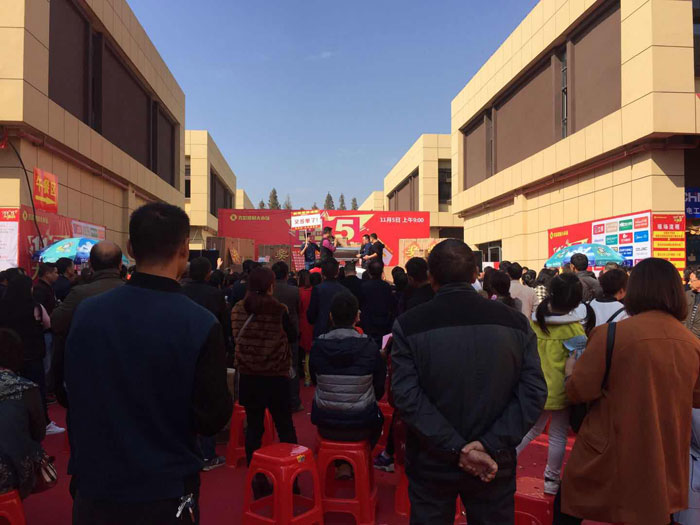 2017年11月5日，百盟光彩建材大市場邀約30家品牌商家聯合舉辦了本次的家居建材團購會，參加活動的消費者將現場的氛圍不斷推向高潮，金艾陶瓷磚品牌展位無論人氣、銷售都取得空前成功，彰顯品牌大氣風范。