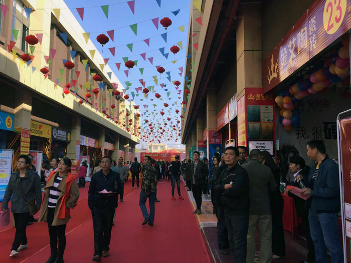 2017年11月5日，百盟光彩建材大市場邀約30家品牌商家聯合舉辦了本次的家居建材團購會，參加活動的消費者將現場的氛圍不斷推向高潮，金艾陶瓷磚品牌展位無論人氣、銷售都取得空前成功，彰顯品牌大氣風范。