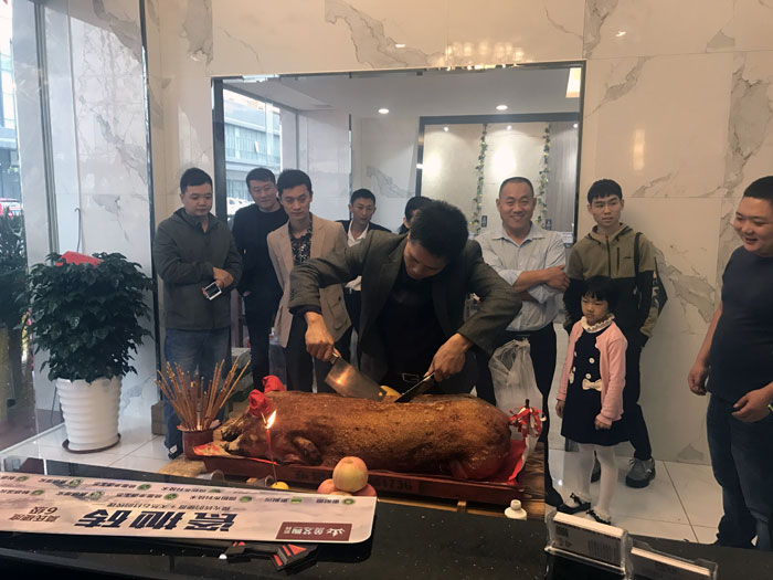 金艾陶瓷磚品牌作為陶瓷一線品牌,近年來(lái)不斷的推出爆款新品,受到眾多消費(fèi)者的喜愛(ài)。2017年11月19日,一群朝氣蓬勃的金艾陶人正在緊張有序的忙碌著,為金艾陶中山古鎮(zhèn)店即將開(kāi)始的開(kāi)業(yè)典禮做最后的準(zhǔn)備。 上午10點(diǎn)28分,鑼鼓喧天,掌聲震動(dòng),金艾陶中山古鎮(zhèn)專(zhuān)賣(mài)店迎來(lái)了盛大開(kāi)業(yè)的良辰吉時(shí)。?