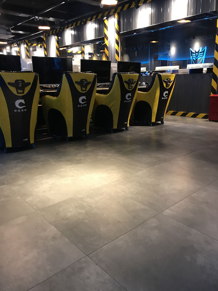 金艾陶現代仿古磚案例:別說了,一起去這個1000方的網咖開黑!