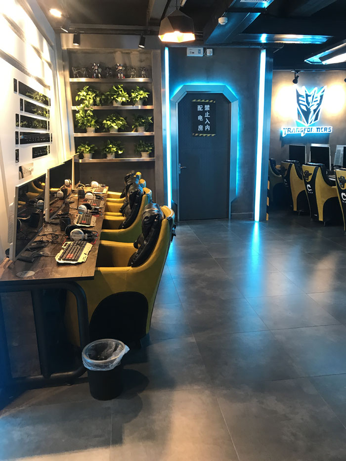 金艾陶現代仿古磚案例:別說了,一起去這個1000方的網咖開黑!