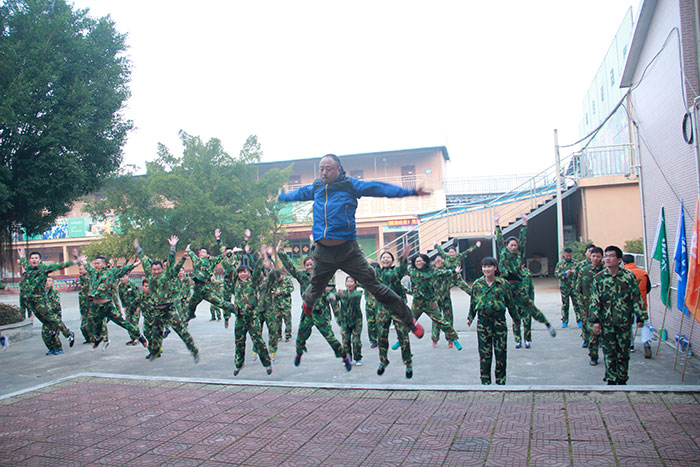2017年2月13-15日，金艾陶“虎狼道”戶外拓展訓(xùn)練圓滿結(jié)束